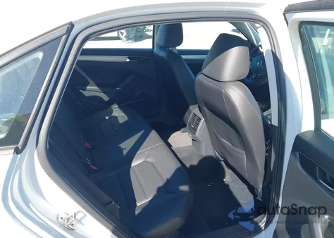 2019 Volkswagen Passat 2.0T Wolfsburg Edition z USA, uszkodzony, nr VIN 1VWLA7A3XKC010058